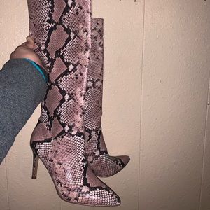 Brand new Steve Madden snake boots 👢